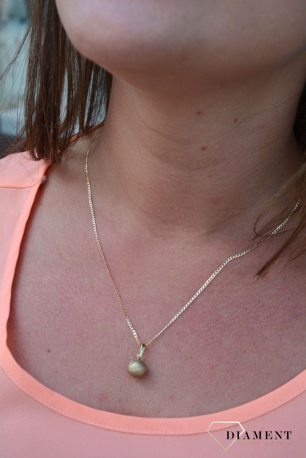 Zawieszka KULKA próby 333 DIA-ZAW-3042-333.  Złoty wisiorek w kształcie kulki o strukturze mieniących się drobinek. Wisiorek ten to idealny pomysł na prezent..jpg