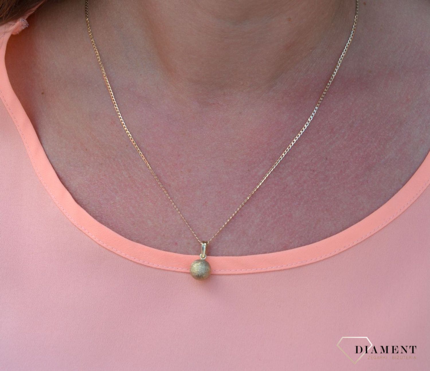 Zawieszka KULKA próby 333 DIA-ZAW-3042-333.  Złoty wisiorek w kształcie kulki o strukturze mieniących się drobinek. Wisiorek ten to idealny pomysł na prezent..jpg