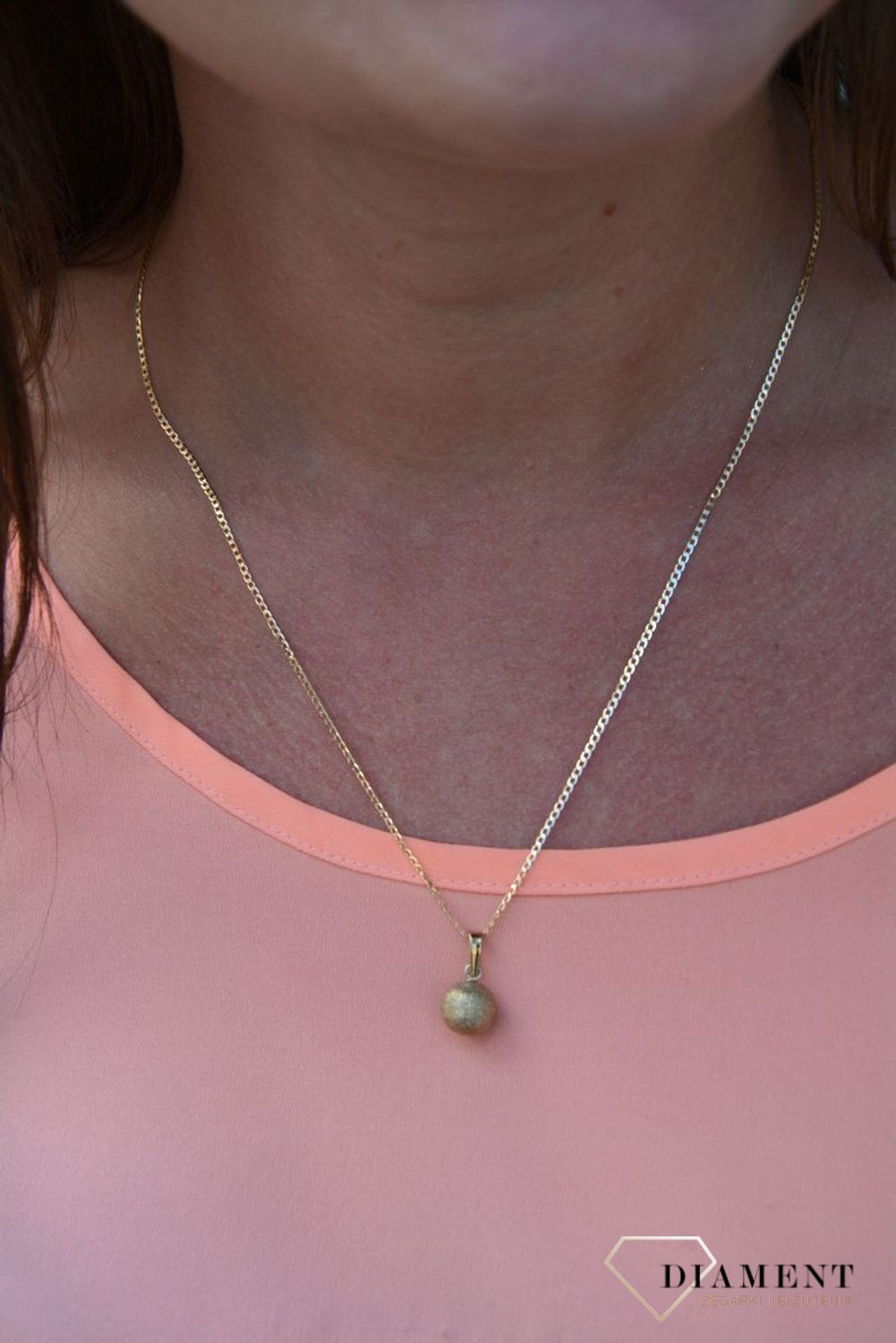 Zawieszka KULKA próby 333 DIA-ZAW-3042-333.  Złoty wisiorek w kształcie kulki o strukturze mieniących się drobinek. Wisiorek ten to idealny pomysł na prezent..jpg