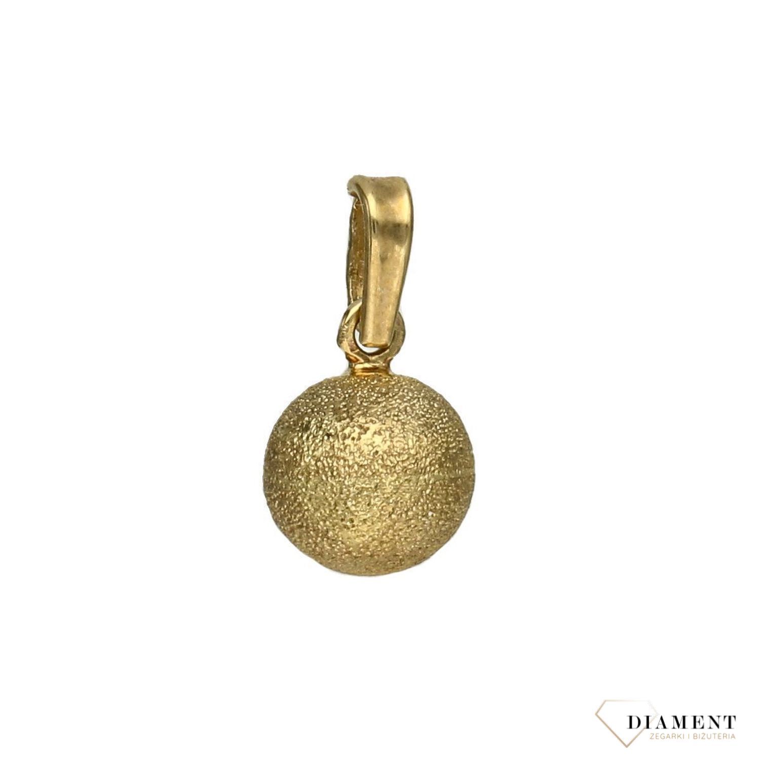 Zawieszka KULKA próby 333 DIA-ZAW-3042-333.  Złoty wisiorek w kształcie kulki o strukturze mieniących się drobinek. Wisiorek ten to idealny pomysł na prezent..jpg