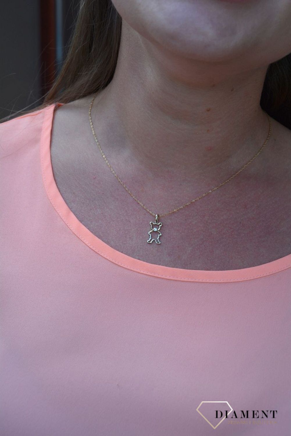 Urocza zawieszka wykonana ze złota próby 333 w kształcie misia to propozycja oryginalnej, nieco zabawnej kobiecej biżuterii. Delikatny wisiorek, który dodaje uroku i dziewczęcego looku..jpg