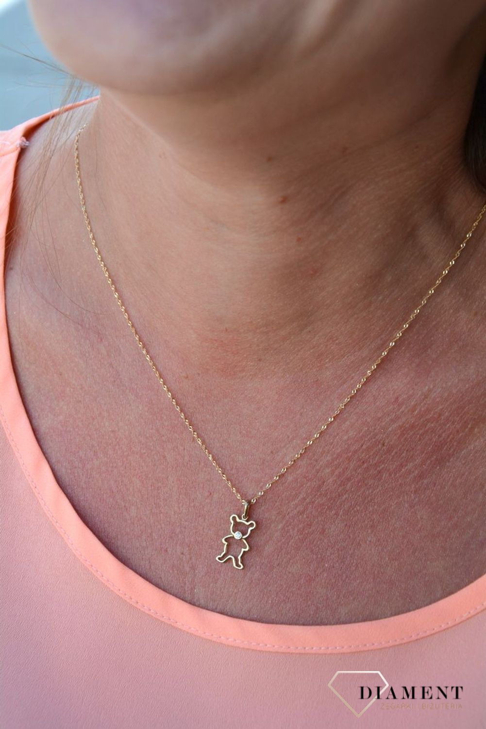 Urocza zawieszka wykonana ze złota próby 333 w kształcie misia to propozycja oryginalnej, nieco zabawnej kobiecej biżuterii. Delikatny wisiorek, który dodaje uroku i dziewczęcego looku..jpg