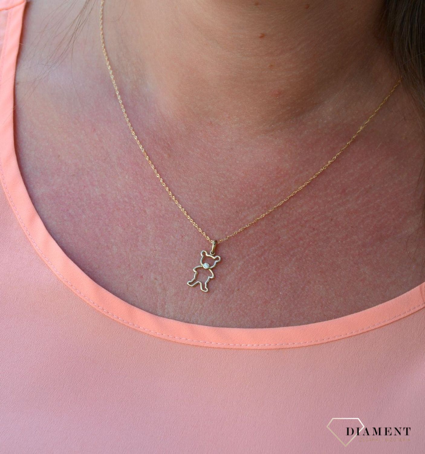 Urocza zawieszka wykonana ze złota próby 333 w kształcie misia to propozycja oryginalnej, nieco zabawnej kobiecej biżuterii. Delikatny wisiorek, który dodaje uroku i dziewczęcego looku..jpg