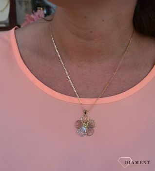 Zawieszka kwiatek próby 333 DIA-ZAW-3044-333. Złoty wisiorek w kształcie kwiatka wykonany z dodatkiem białego,różowego oraz żółtego złota (3).JPG
