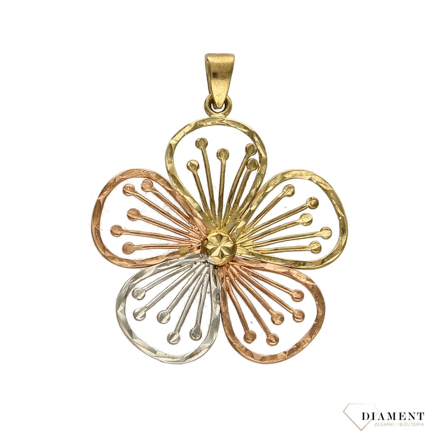 Zawieszka kwiatek próby 333 DIA-ZAW-3044-333. Złoty wisiorek w kształcie kwiatka wykonany z dodatkiem białego,różowego oraz żółtego złota. Wypełniony został grawerowanym motywem dzięki któremu zawieszka jest.jpg