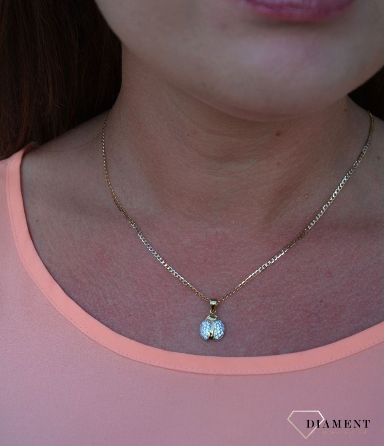 Zawieszka próby 333 w kształcie biedronki z cyrkoniami DIA-ZAW-3046-333.  Złoty wisiorek w kształcie biedronki wypełniony cyrkoniami. Wykonany ze złota próby 333. Wisiorek ten to idealny pomysł na prezent, kt.jpg