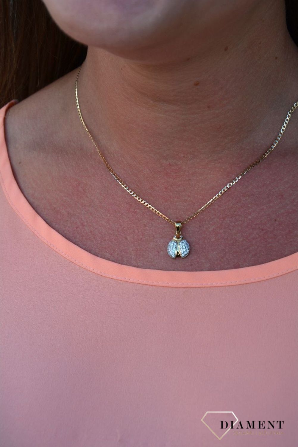 Zawieszka próby 333 w kształcie biedronki z cyrkoniami DIA-ZAW-3046-333.  Złoty wisiorek w kształcie biedronki wypełniony cyrkoniami. Wykonany ze złota próby 333. Wisiorek ten to idealny pomysł na prezent, kt.jpg