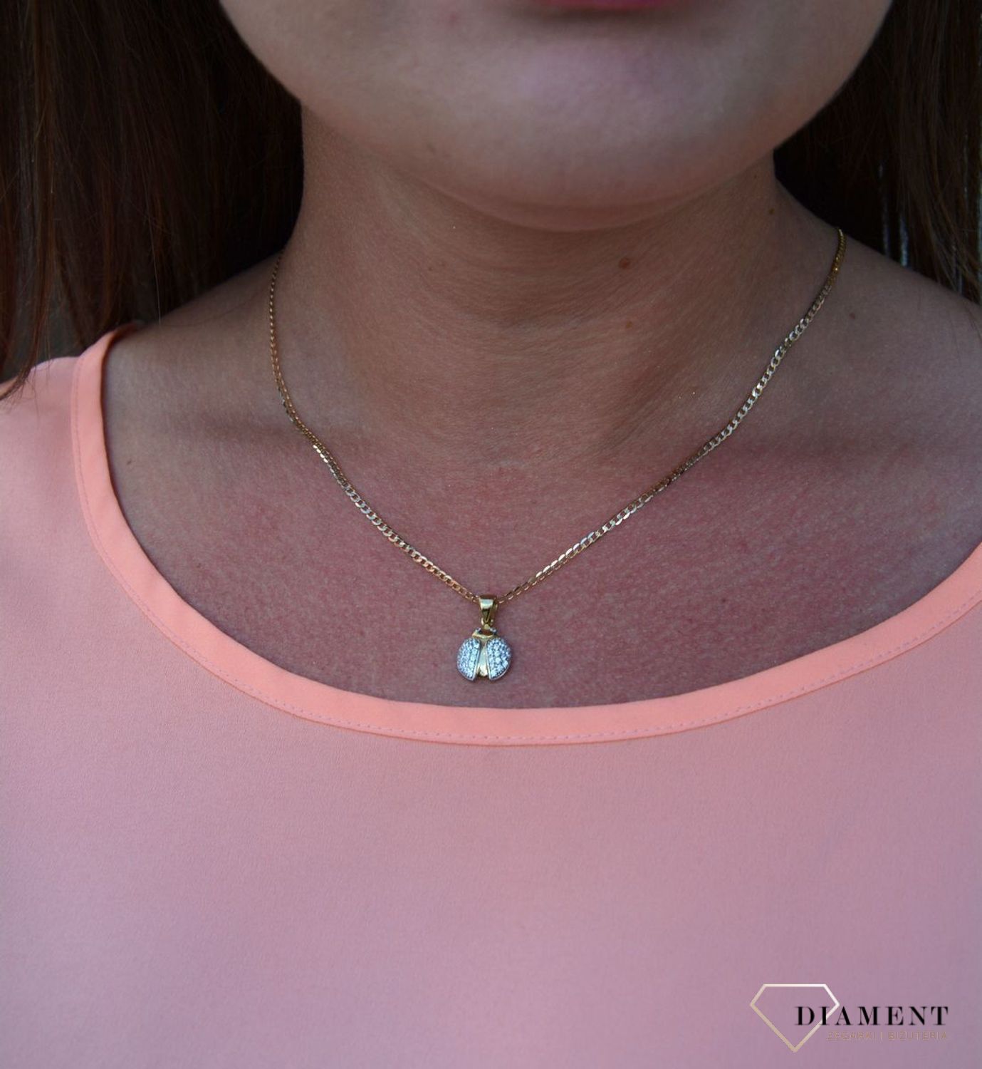 Zawieszka próby 333 w kształcie biedronki z cyrkoniami DIA-ZAW-3046-333.  Złoty wisiorek w kształcie biedronki wypełniony cyrkoniami. Wykonany ze złota próby 333. Wisiorek ten to idealny pomysł na prezent, kt.jpg