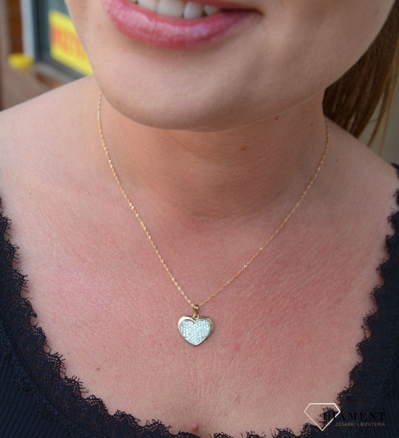 Piękna, złota zawieszka wysadzona drobnymi, jasnymi cyrkoniami to klasyczna propozycja kobiecej biżuterii. Romantyczny wzór, który nadaje uroku każdej stylizacji..jpg