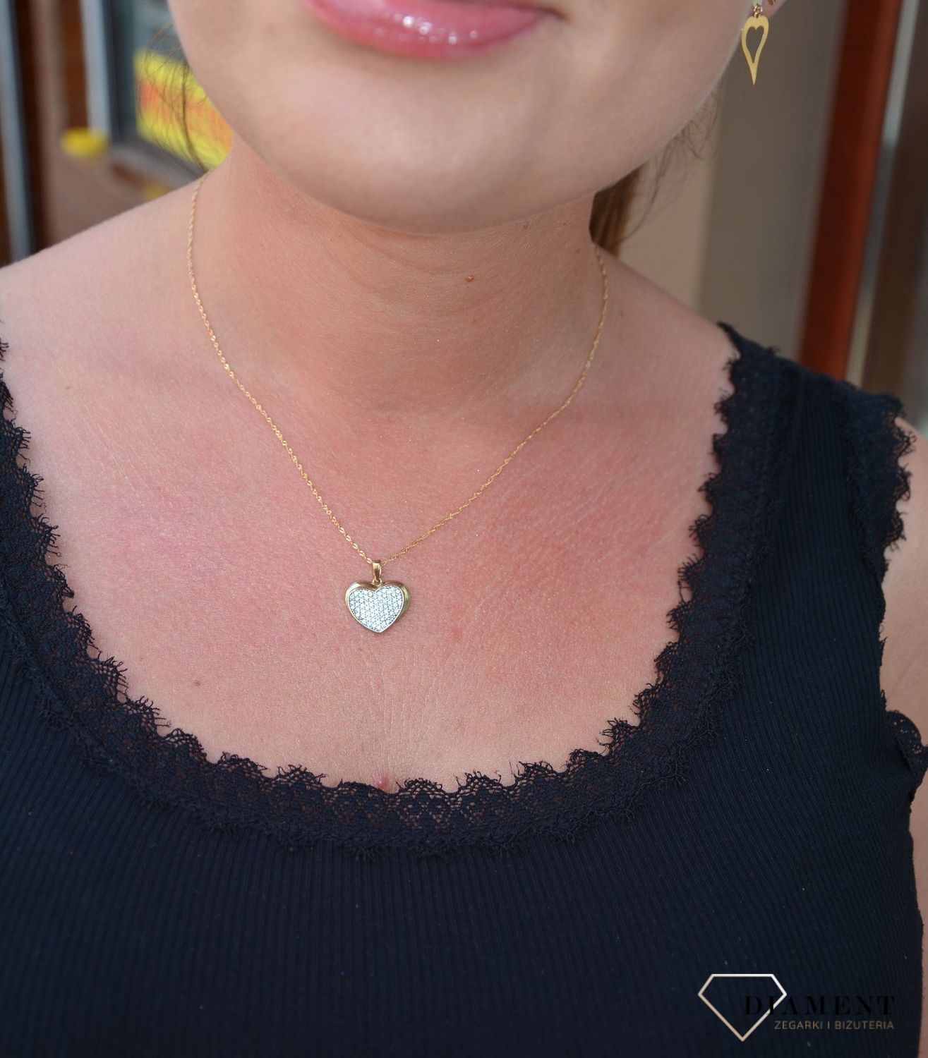 Piękna, złota zawieszka wysadzona drobnymi, jasnymi cyrkoniami to klasyczna propozycja kobiecej biżuterii. Romantyczny wzór, który nadaje uroku każdej stylizacji..jpg