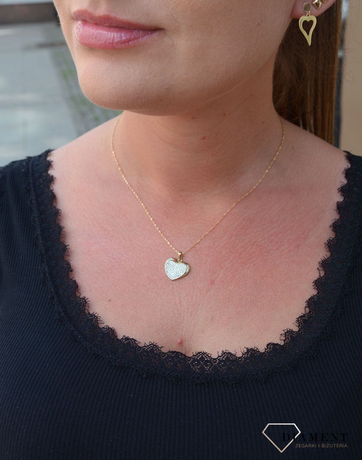 Piękna, złota zawieszka wysadzona drobnymi, jasnymi cyrkoniami to klasyczna propozycja kobiecej biżuterii. Romantyczny wzór, który nadaje uroku każdej stylizacji..jpg