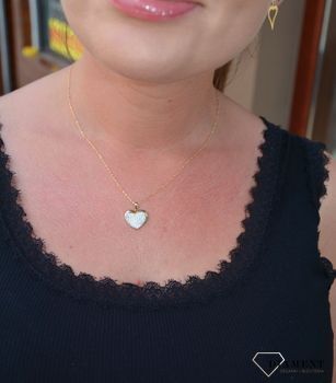 Piękna, złota zawieszka wysadzona drobnymi, jasnymi cyrkoniami to klasyczna propozycja kobiecej biżuterii. Romantyczny wzór, który nadaje uroku każdej stylizacji  (3).JPG