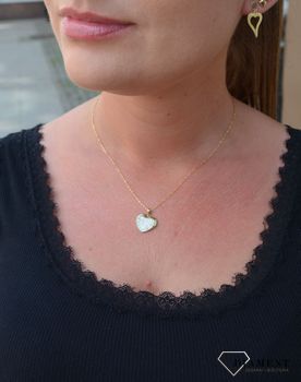 Piękna, złota zawieszka wysadzona drobnymi, jasnymi cyrkoniami to klasyczna propozycja kobiecej biżuterii. Romantyczny wzór, który nadaje uroku każdej stylizacji .JPG