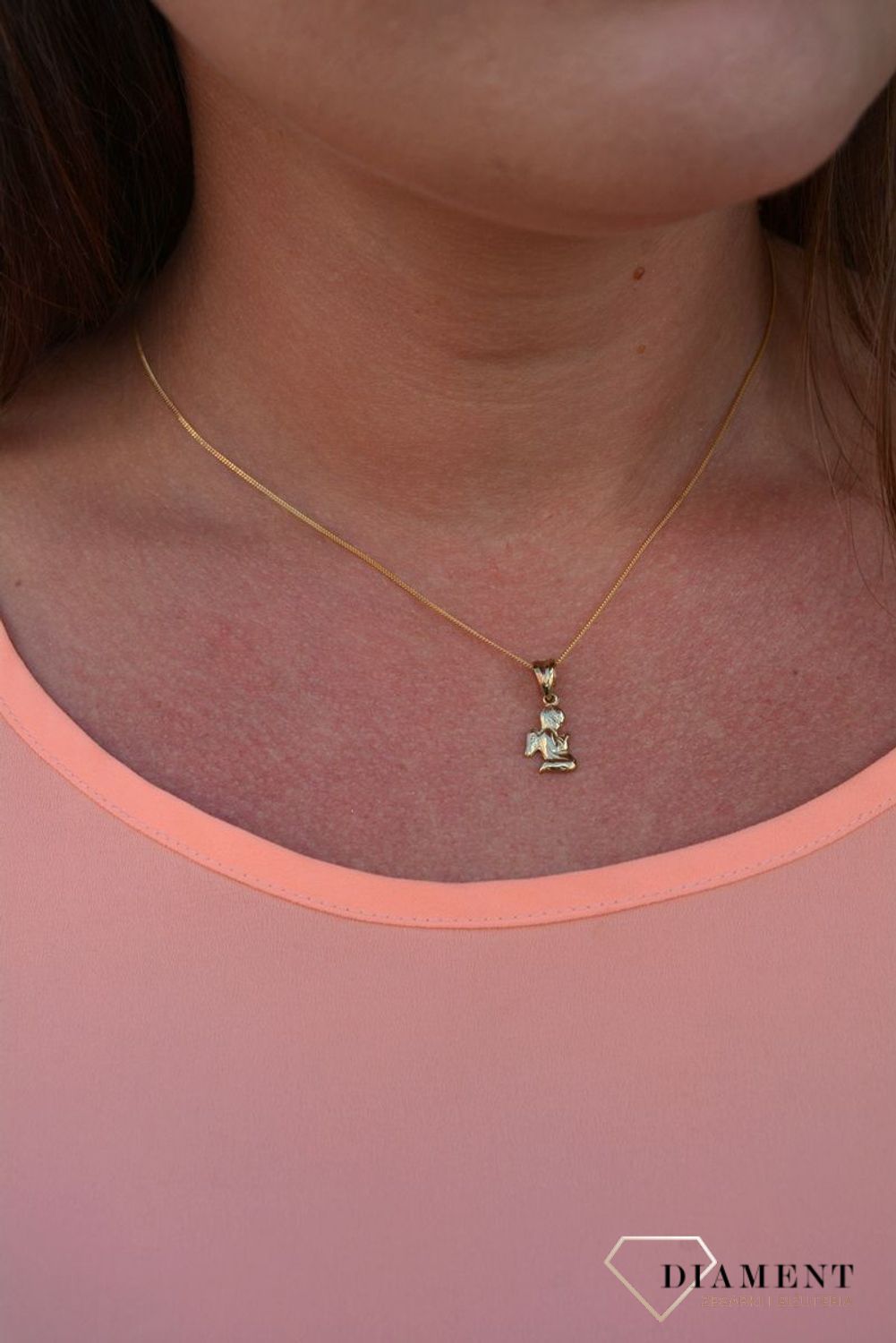 Zawieszka aniołek próby 333 DIA-ZAW-3049-333. Złoty wisiorek w kształcie aniołka modlącego się. Wisiorek ten to idealny pomysł na prezent, którym wyjawimy swoje uczucia..jpg