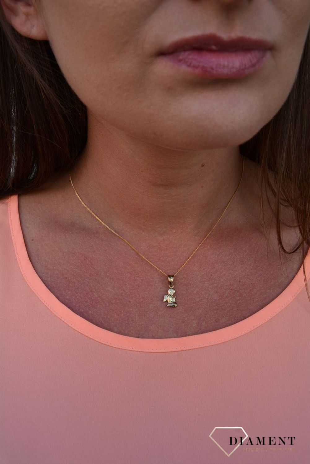 Zawieszka aniołek próby 333 DIA-ZAW-3049-333. Złoty wisiorek w kształcie aniołka modlącego się. Wisiorek ten to idealny pomysł na prezent, którym wyjawimy swoje uczucia..jpg