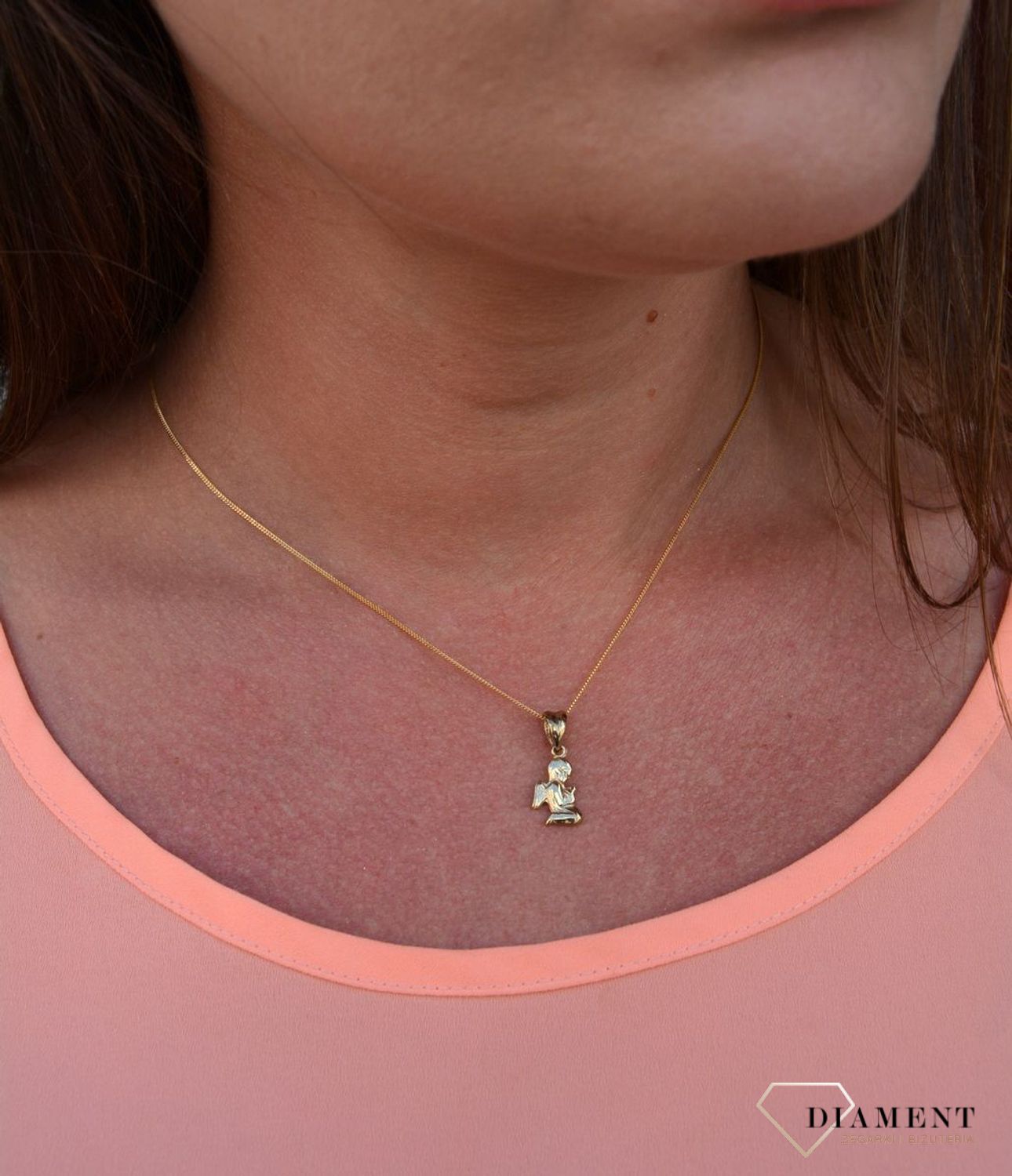 Zawieszka aniołek próby 333 DIA-ZAW-3049-333. Złoty wisiorek w kształcie aniołka modlącego się. Wisiorek ten to idealny pomysł na prezent, którym wyjawimy swoje uczucia..jpg