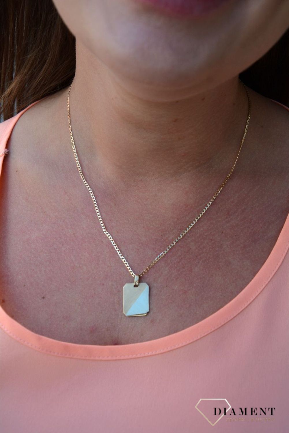 Zawieszka blaszka próby 333 DIA-ZAW-3051-333. Złoty wisiorek w kształcie prostokąta z częścią matową daje uroku całej zawieszce. Wisiorek ten to idealny pomysł na prezent, którym wyjawimy swoje uczucia..jpg