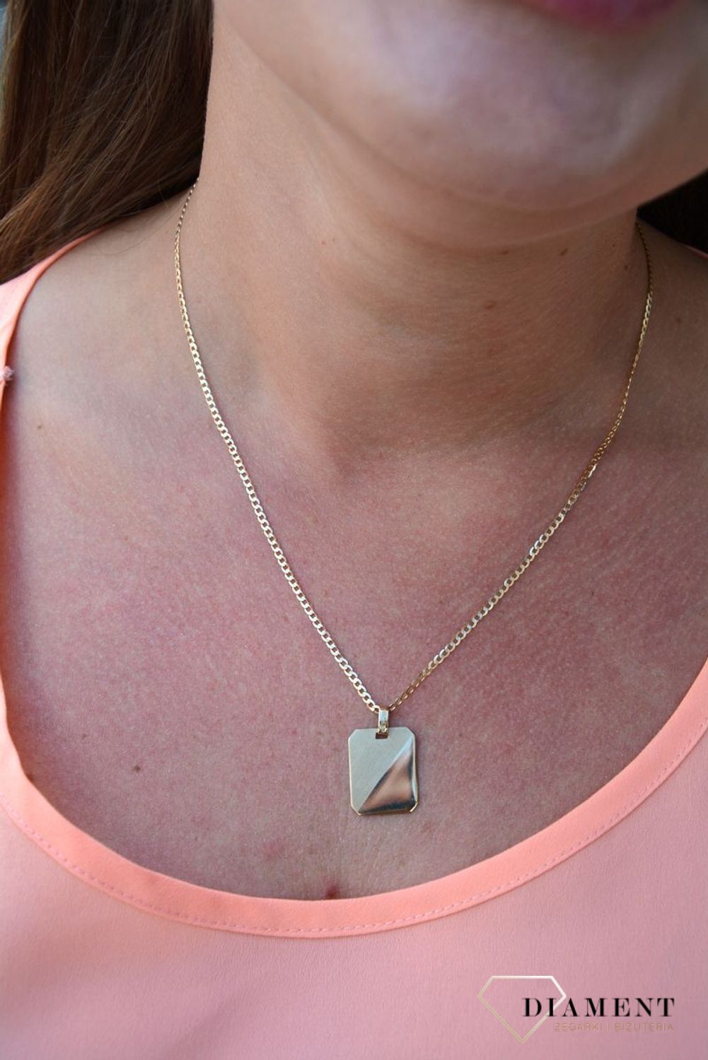 Zawieszka blaszka próby 333 DIA-ZAW-3051-333. Złoty wisiorek w kształcie prostokąta z częścią matową daje uroku całej zawieszce. Wisiorek ten to idealny pomysł na prezent, którym wyjawimy swoje uczucia..jpg