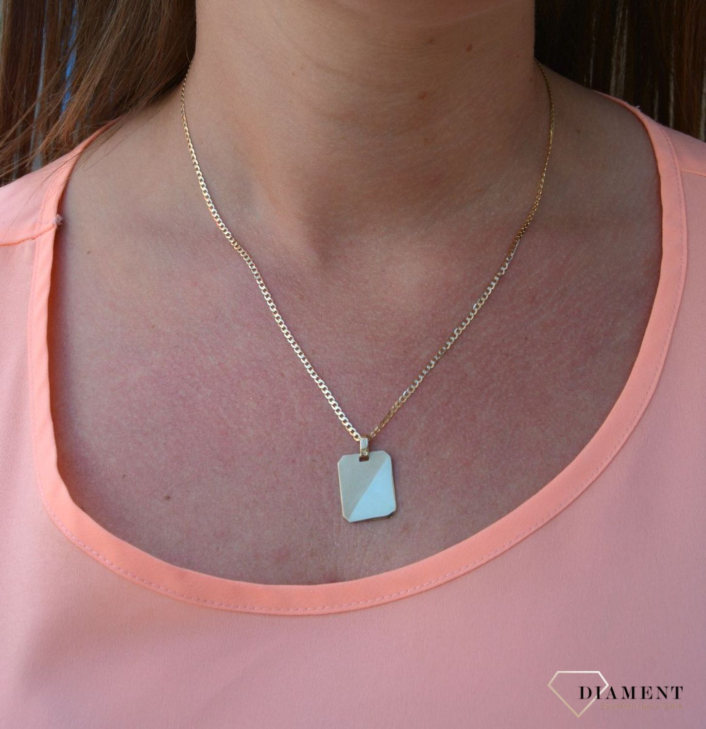 Zawieszka blaszka próby 333 DIA-ZAW-3051-333. Złoty wisiorek w kształcie prostokąta z częścią matową daje uroku całej zawieszce. Wisiorek ten to idealny pomysł na prezent, którym wyjawimy swoje uczucia..jpg