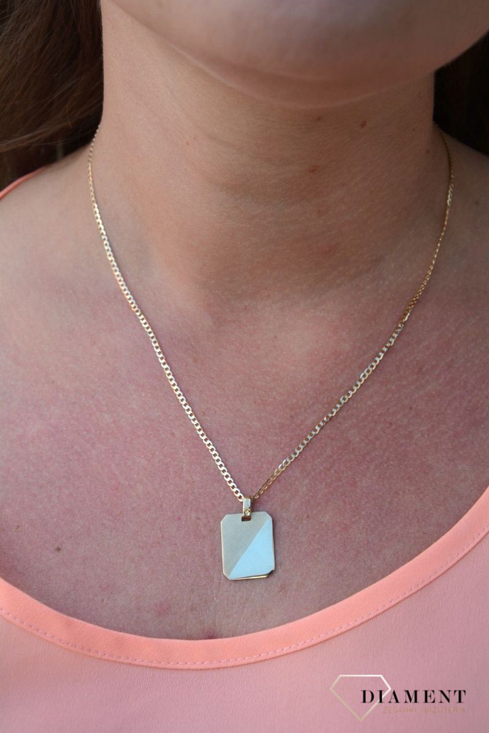 Zawieszka blaszka próby 333 DIA-ZAW-3051-333. Złoty wisiorek w kształcie prostokąta z częścią matową daje uroku całej zawieszce. Wisiorek ten to idealny pomysł na prezent, którym wyjawimy swoje uczucia..jpg