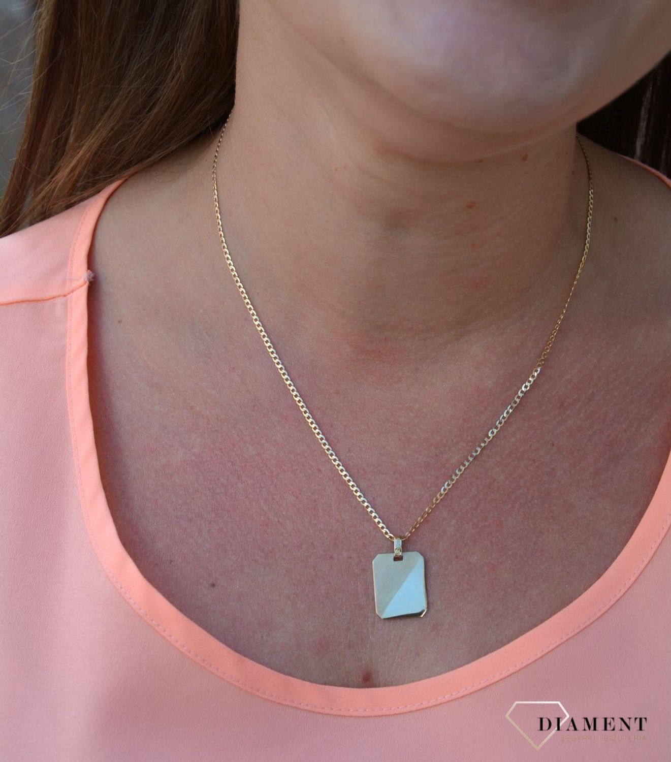 Zawieszka blaszka próby 333 DIA-ZAW-3051-333. Złoty wisiorek w kształcie prostokąta z częścią matową daje uroku całej zawieszce. Wisiorek ten to idealny pomysł na prezent, którym wyjawimy swoje uczucia..jpg