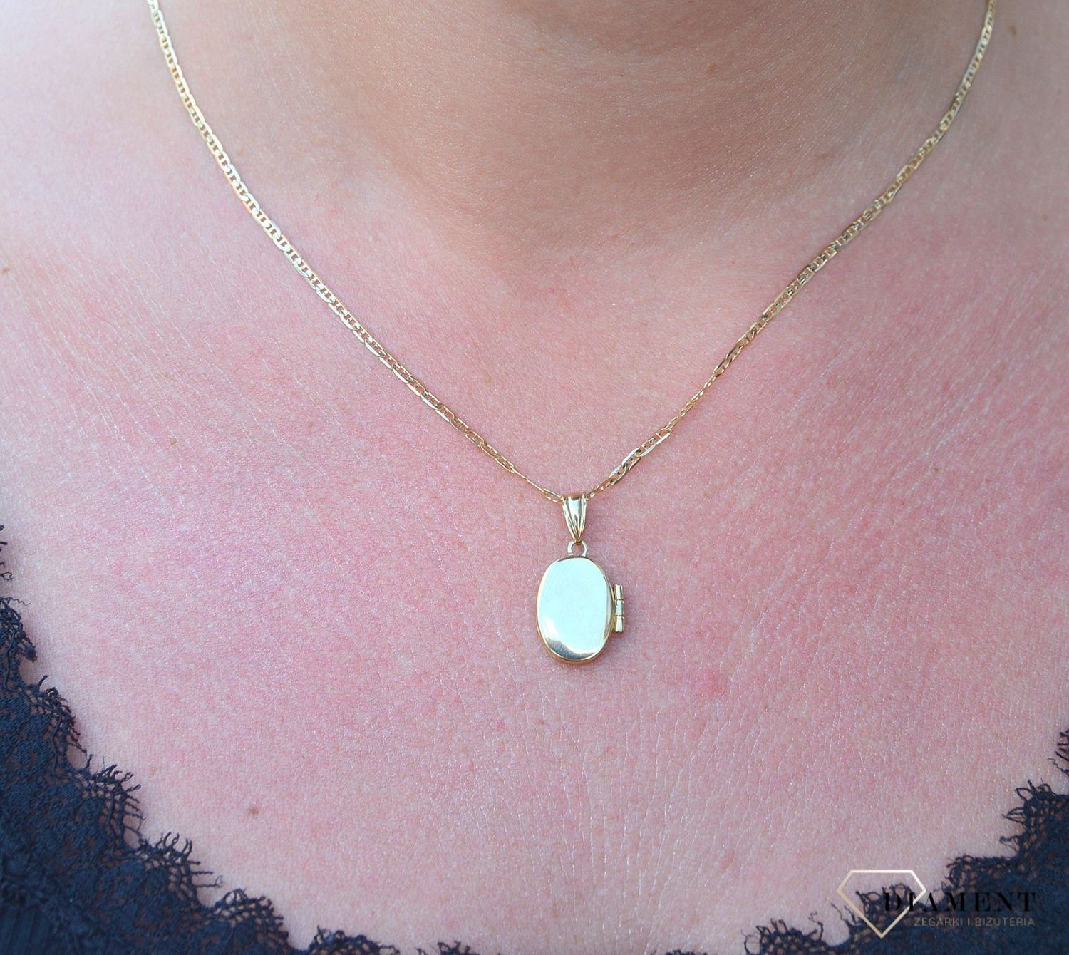 Otwierana, owalna zawieszka wykonana z żółtego złota próby 333 to propozycja eleganckiej, kobiecej biżuterii. Piękny sekretnik w którym można schować fotografię bliskiej osoby lub liścik z miłosnym wyznaniem..jpg