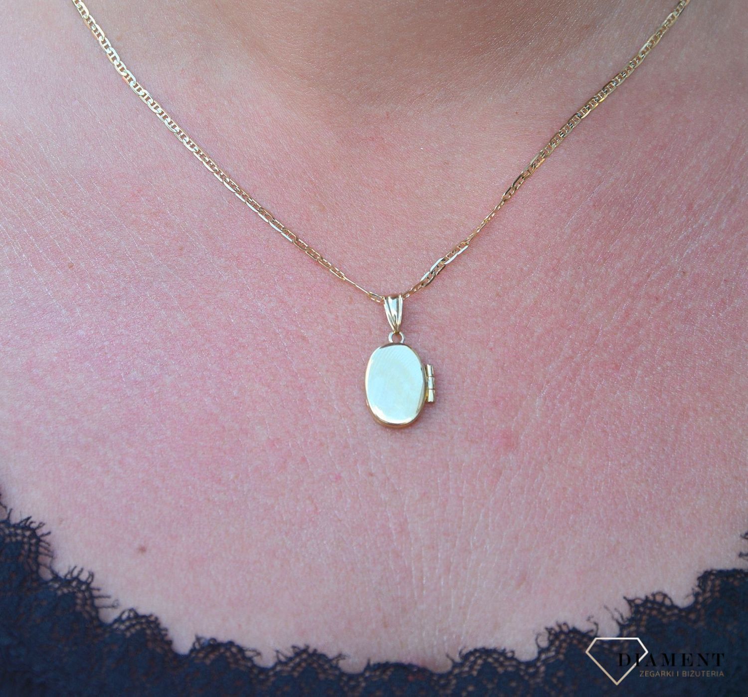 Otwierana, owalna zawieszka wykonana z żółtego złota próby 333 to propozycja eleganckiej, kobiecej biżuterii. Piękny sekretnik w którym można schować fotografię bliskiej osoby lub liścik z miłosnym wyznaniem..jpg