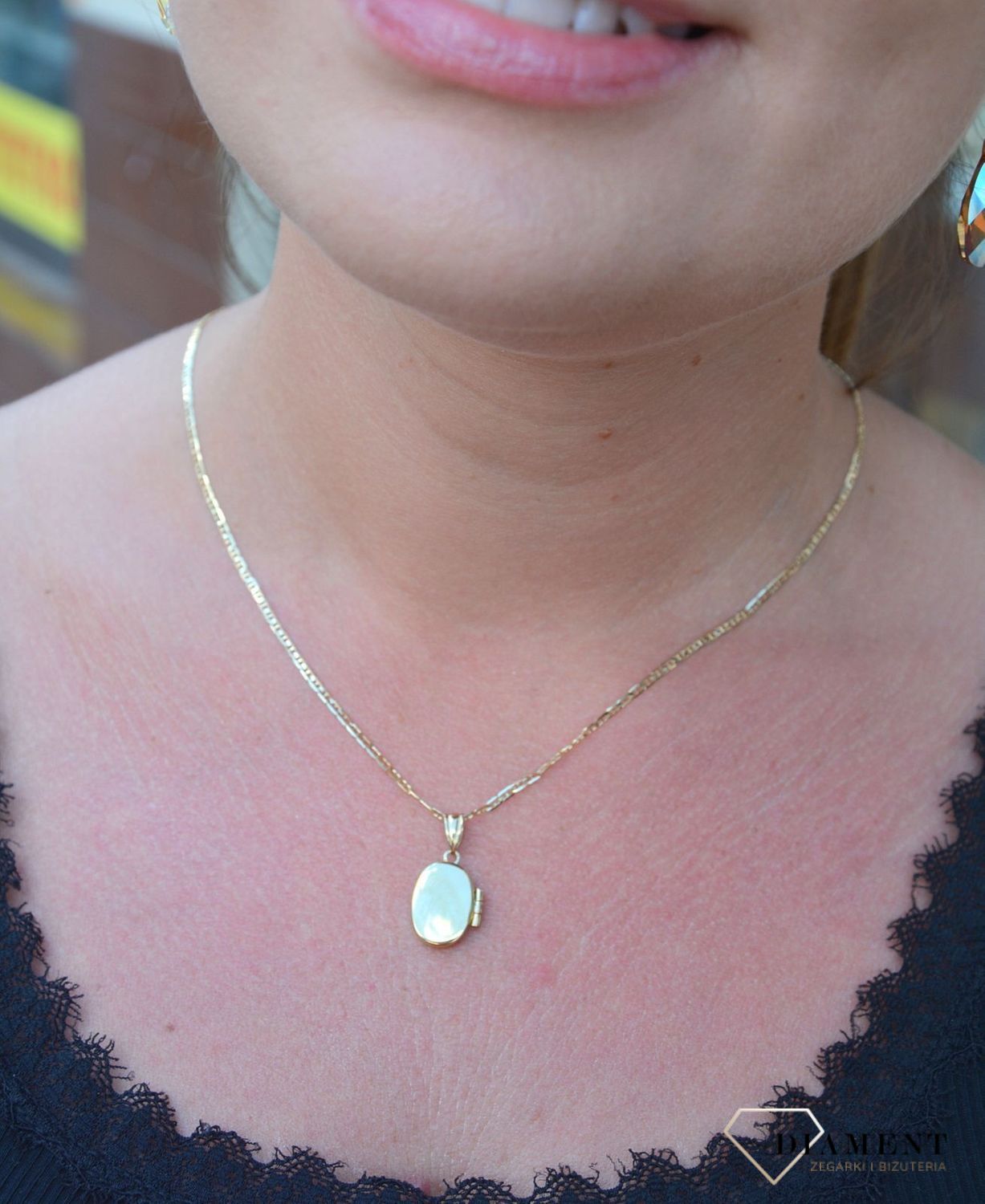 Otwierana, owalna zawieszka wykonana z żółtego złota próby 333 to propozycja eleganckiej, kobiecej biżuterii. Piękny sekretnik w którym można schować fotografię bliskiej osoby lub liścik z miłosnym wyznaniem..jpg