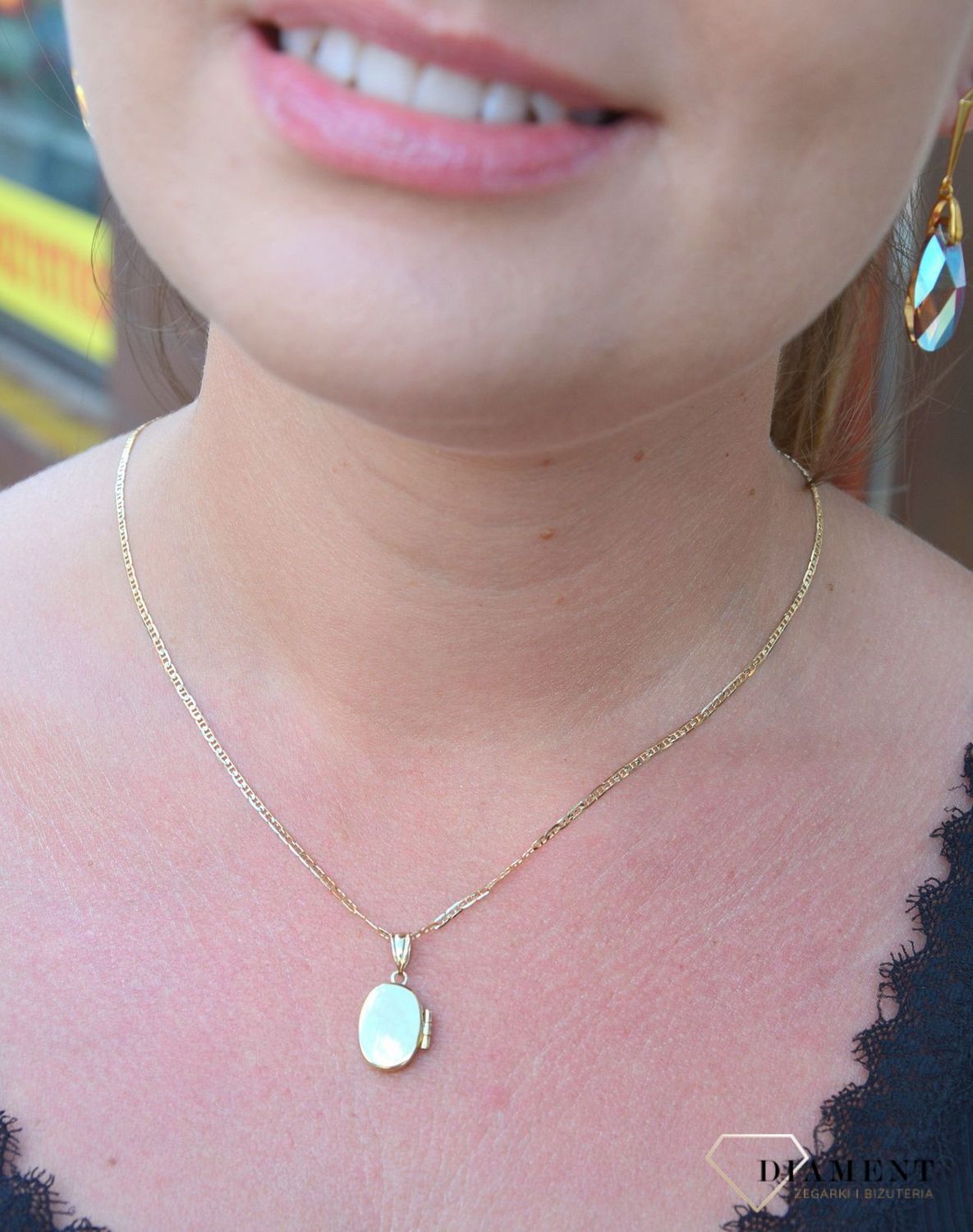 Otwierana, owalna zawieszka wykonana z żółtego złota próby 333 to propozycja eleganckiej, kobiecej biżuterii. Piękny sekretnik w którym można schować fotografię bliskiej osoby lub liścik z miłosnym wyznaniem..jpg