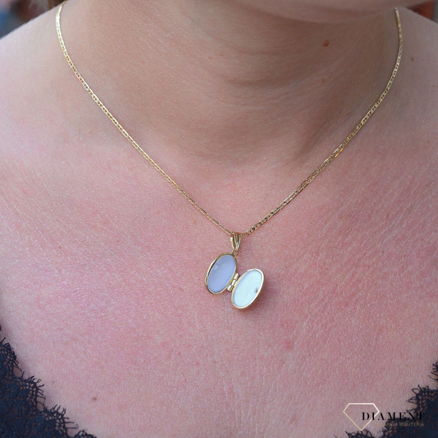 Otwierana, owalna zawieszka wykonana z żółtego złota próby 333 to propozycja eleganckiej, kobiecej biżuterii. Piękny sekretnik w którym można schować fotografię bliskiej osoby lub liścik z miłosnym wyznaniem..jpg