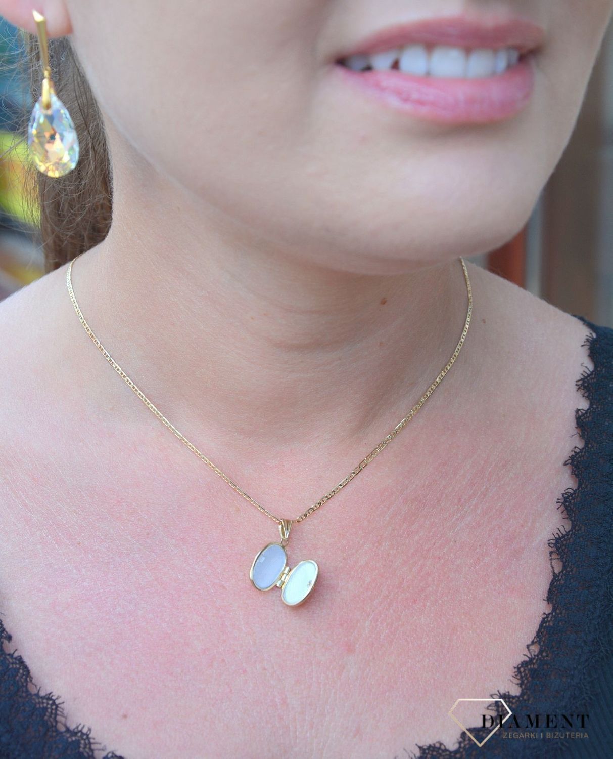 Otwierana, owalna zawieszka wykonana z żółtego złota próby 333 to propozycja eleganckiej, kobiecej biżuterii. Piękny sekretnik w którym można schować fotografię bliskiej osoby lub liścik z miłosnym wyznaniem..jpg