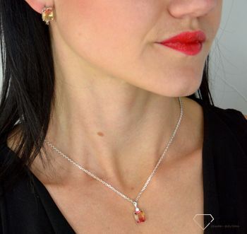Srebrna zawieszka dwukolorowa Swarovski to uniwersalna biżuteria, która sprawdzi się także jako prezent na wiele okazji. Idealna ozdoba zarówno codziennych, casualowych  (1).JPG