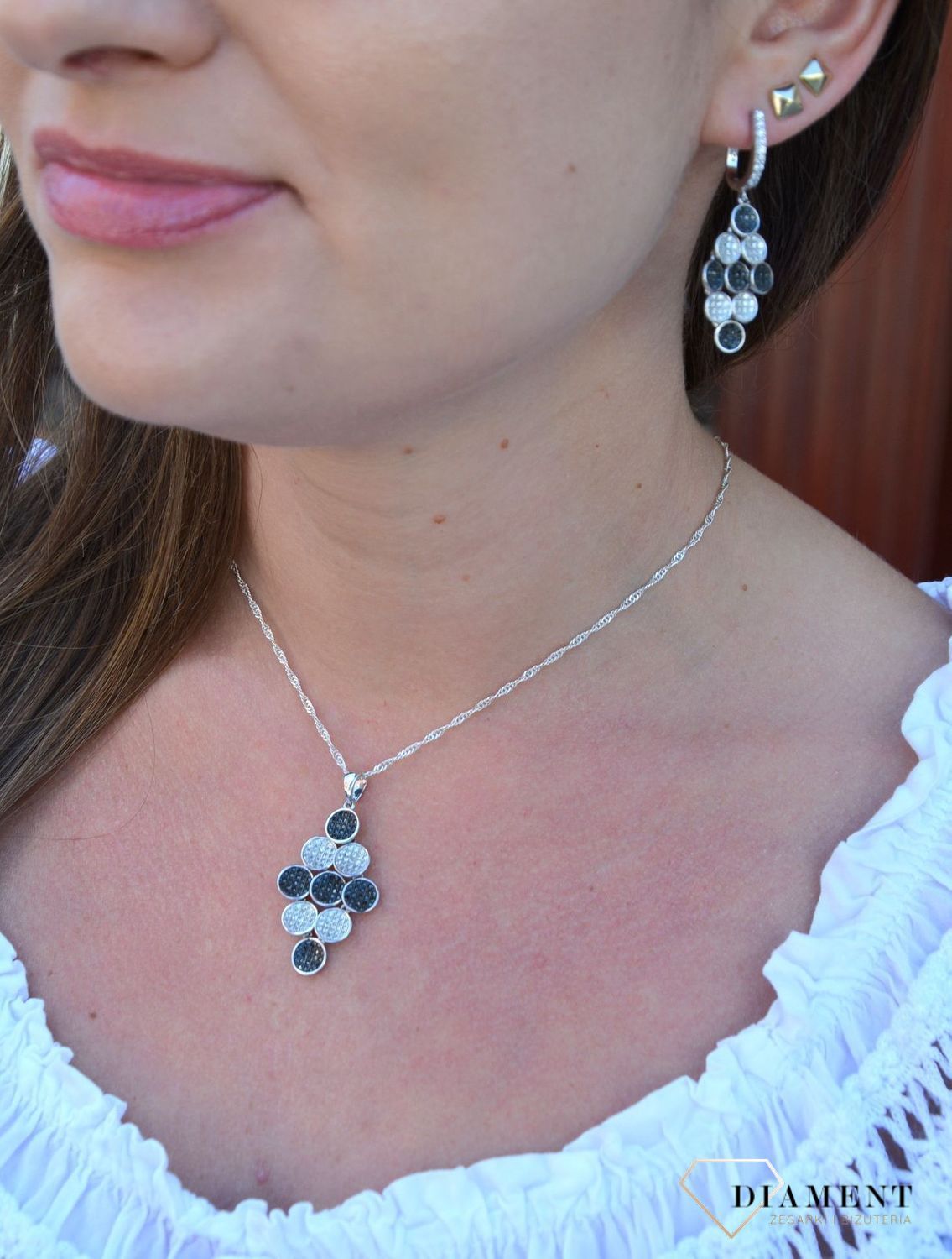 Srebrna zawieszka rząd czarno-białych cyrkonii DIA-ZAW-3101-925.jpg