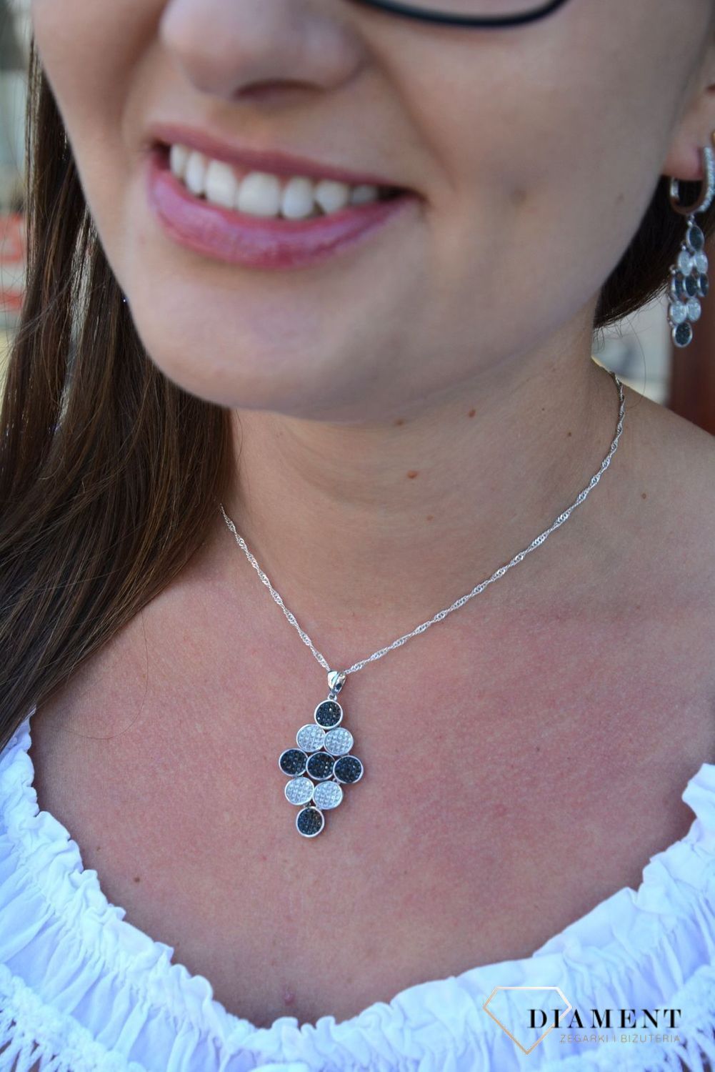 Srebrna zawieszka rząd czarno-białych cyrkonii DIA-ZAW-3101-925.jpg