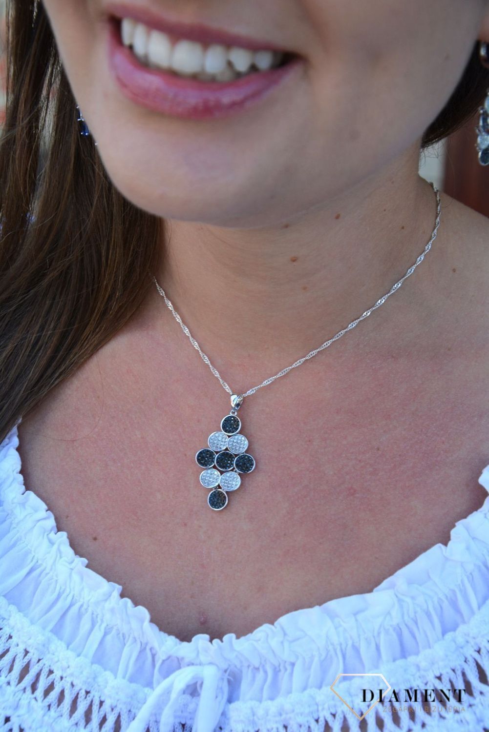 Srebrna zawieszka rząd czarno-białych cyrkonii DIA-ZAW-3101-925.jpg