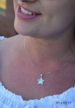 Srebrna zawieszka gwiazdka, tak skomponowany olśniewający wisiorek srebrny o wyjątkowym wzorze, w niezwykły sposób dopełni look wieczorowych oraz eleganckich stylizacji (1).JPG