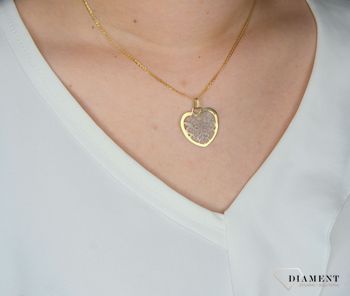 Złoty wisiorek w kształcie ażurowego serca ozdobiony matowym białym złotem. Wisiorek o minimalistycznym wzornictwie. Złoto jest metalem szlachetnym znanym i kochanym przez kobiety (4).JPG