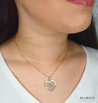 Złoty wisiorek w kształcie ażurowego serca ozdobiony matowym białym złotem. Wisiorek o minimalistycznym wzornictwie. Złoto jest metalem szlachetnym znanym i kochanym przez kobiety (5).JPG