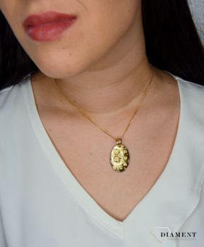 Złoty wisiorek w kształcie owalnego koła wypełniony motywem serc. Wisiorek o minimalistycznym wzornictwie. Złoto jest metalem szlachetnym znanym i kochanym przez kobiety już od starożytności (1).JPG