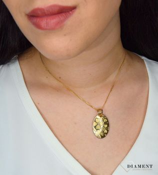 Złoty wisiorek w kształcie owalnego koła wypełniony motywem serc. Wisiorek o minimalistycznym wzornictwie. Złoto jest metalem szlachetnym znanym i kochanym przez kobiety już od starożytności (2).JPG