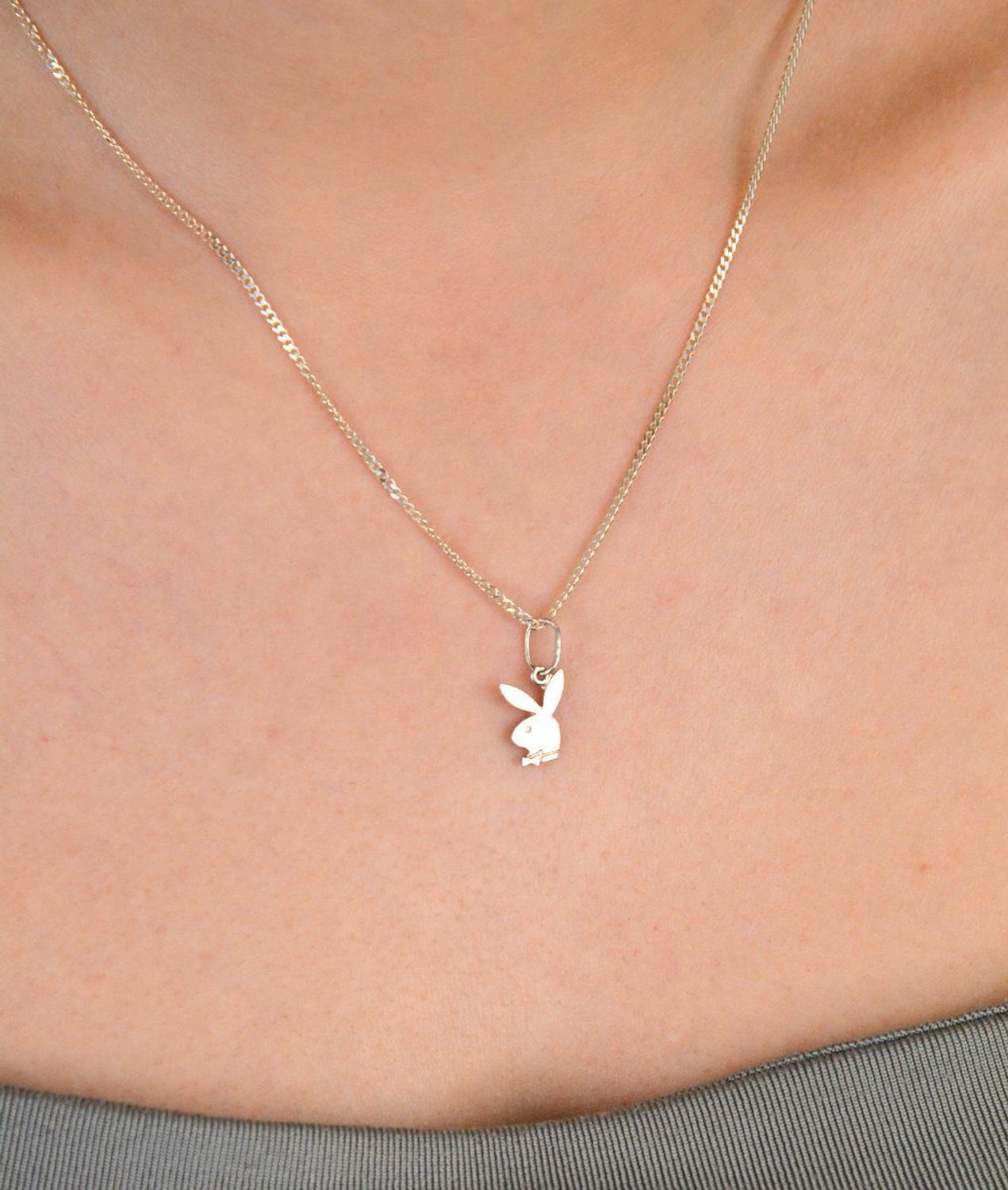 Zawieszka damska srebrna próba 925, króliczek DIA-ZAW-3181-925 Zawieszka w kształcie króliczka, wykonana ze srebra próby 925, to uroczy i subtelny dodatek, który będzie idealnym wyborem dla1.jpg