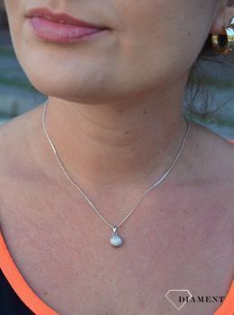 Srebrna zawieszka ozdobiona cyrkonią DIA-ZAW-3182-925. Tak skomponowany olśniewający wisiorek srebrny o wyjątkowym wzorze i kształcie (3).JPG