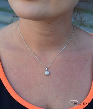 Srebrna zawieszka ozdobiona cyrkonią DIA-ZAW-3182-925. Tak skomponowany olśniewający wisiorek srebrny o wyjątkowym wzorze i kształcie (4).JPG