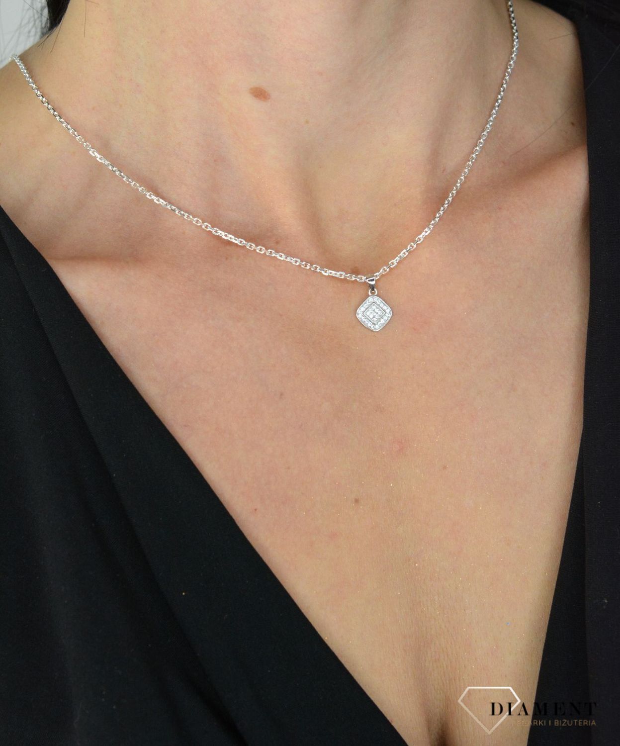 Zawieszka srebrna kwadratowa z cyrkoniami DIA-ZAW-3210-925.jpg