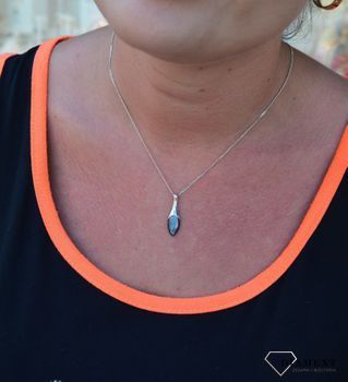 Srebrna zawieszka łezka z masą perłową DIA-ZAW-3212-925. Srebrna zawieszka wykonana z najwyższej jakości próby 925 (4).JPG