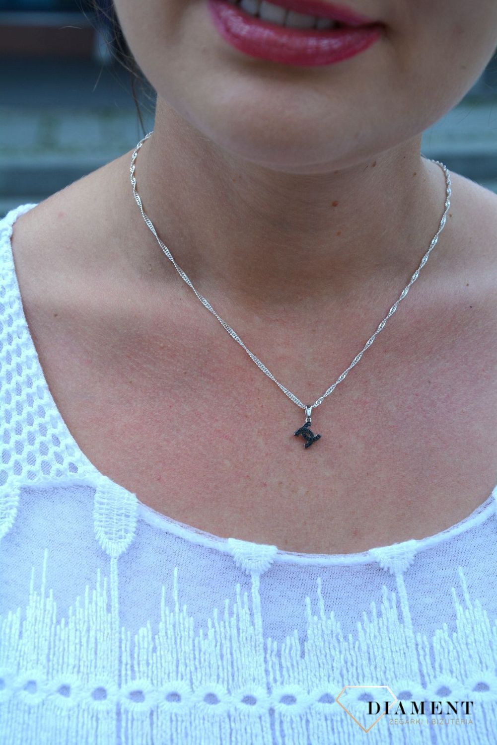Zawieszka srebrna szanelka z czarnymi cyrkoniami DIA-ZAW-3221-925.jpg