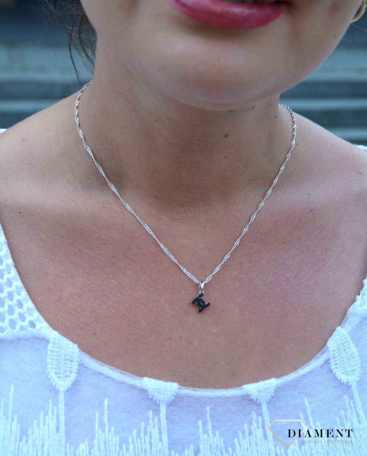 Zawieszka srebrna szanelka z czarnymi cyrkoniami DIA-ZAW-3221-925.jpg