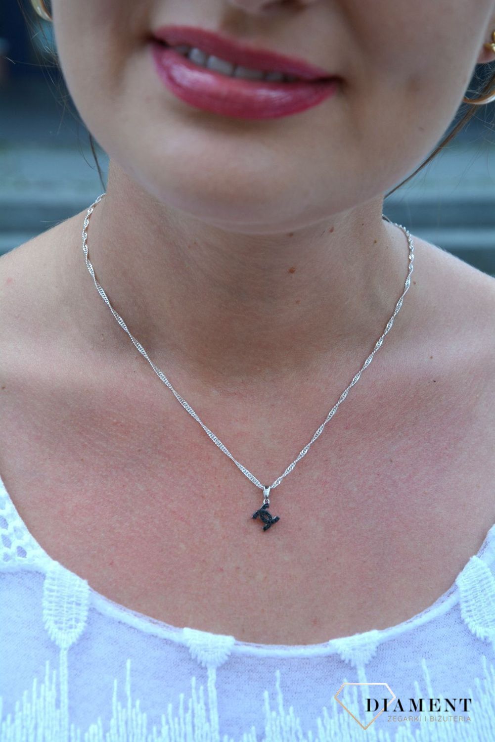 Zawieszka srebrna szanelka z czarnymi cyrkoniami DIA-ZAW-3221-925.jpg