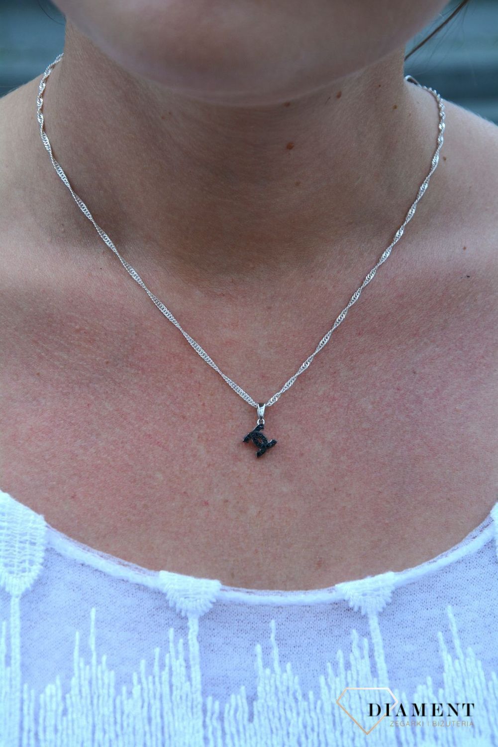 Zawieszka srebrna szanelka z czarnymi cyrkoniami DIA-ZAW-3221-925.jpg