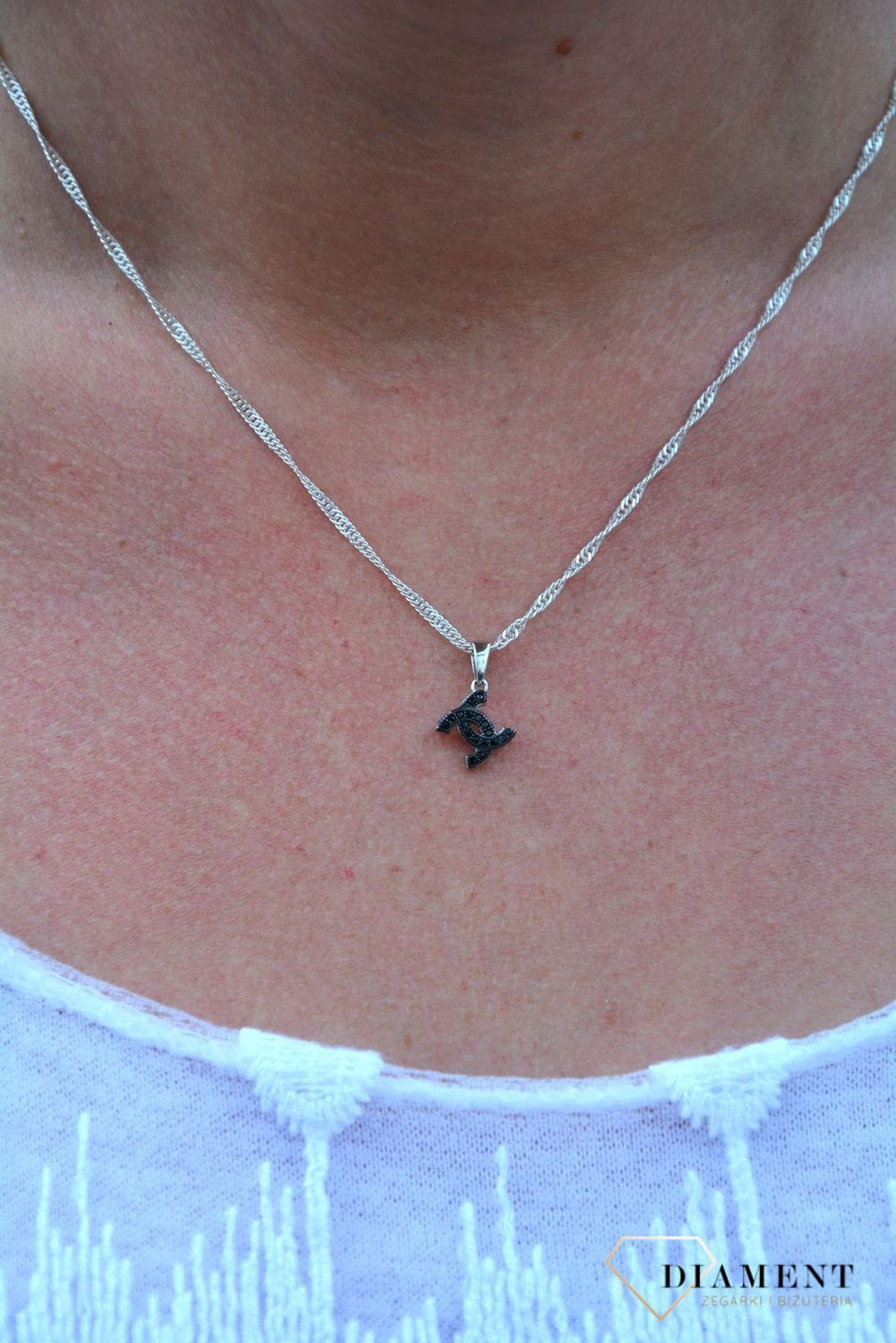 Zawieszka srebrna szanelka z czarnymi cyrkoniami DIA-ZAW-3221-925.jpg